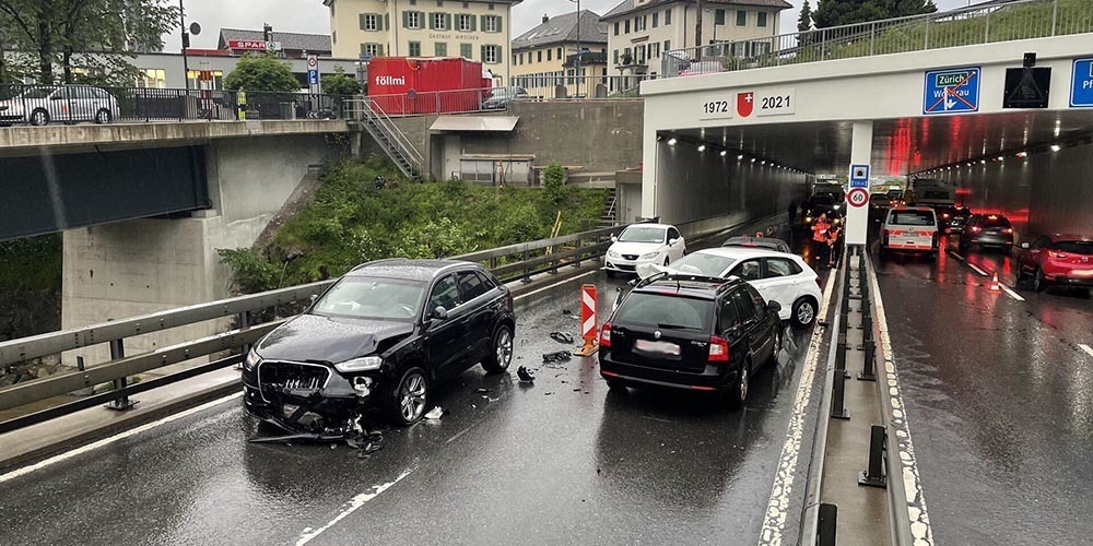 Ausgerechnet im Morgenverkehr: Nach einem Crash im Tunnel blieb die H8 zwischen Schindellegi und Biberbrugg während rund drei Stunden gesperrt. 