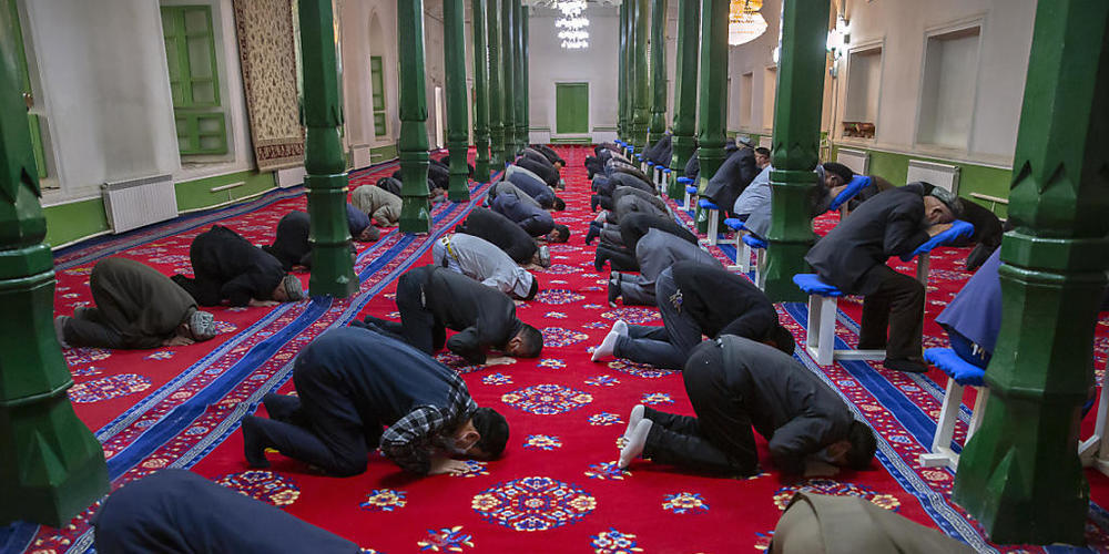ARCHIV - Uiguren beten während eines Gottesdienstes in der Uigurischen Autonomen Region Xinjiang. Foto: Mark Schiefelbein/AP/dpa
