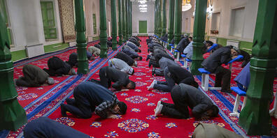 ARCHIV - Uiguren beten während eines Gottesdienstes in der Uigurischen Autonomen Region Xinjiang. Foto: Mark Schiefelbein/AP/dpa