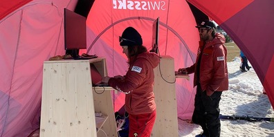 Björn Bruhin und die wissenschaftliche Mitarbeiterin Mara Gander an der Arbeit während eines Kurssetzungsprojektes am Grand Prix Migros Finale in Obersaxen 2022. 