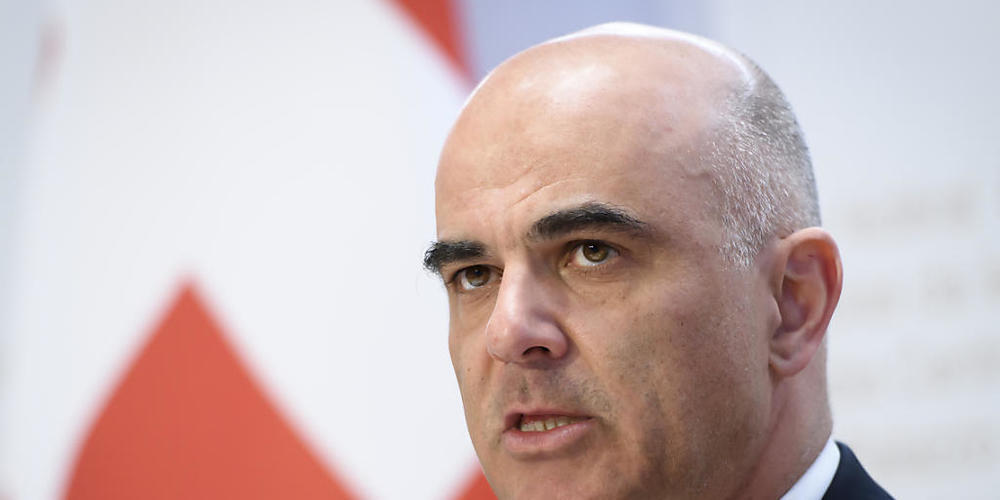 Die Geschäftsprüfungskommissionen des Parlaments kritisieren, dass das Innendepartement von Gesundheitsminister Alain Berset zu Beginn der Corona-Krise teilweise zu viel Macht einnahm. (Archiv)