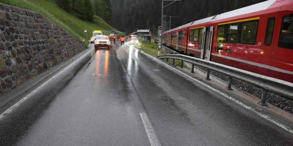 Nach dem Unfall rutschte das Motorrad auf ein Bahntrasse. Trotz Notbremsung touchierte der Zug den Töff.