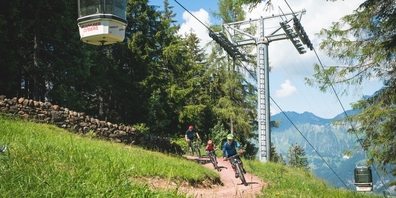 Erste Abfahrten auf dem BikerTrail BlueSalamander am Flumserberg.