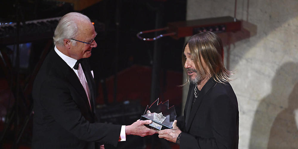 König Carl XVI. Gustaf (l) überreicht Iggy Pop den schwedischen Polar-Musikpreis. Foto: Jessica Gow/TT News Agency/AP/dpa