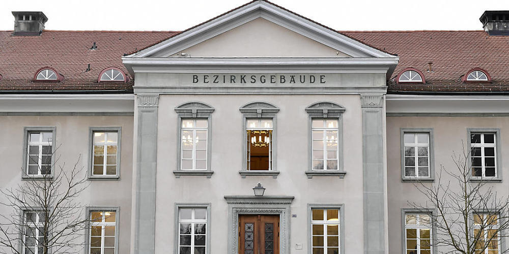 Das Bezirksgericht Bülach spricht einen Mann schuldig, weil dieser seine Ex-Freundin im Internet blossgestellt hatte. Die Frau gehört dem Königshaus eines Golfstaates an. (Symbolbild)