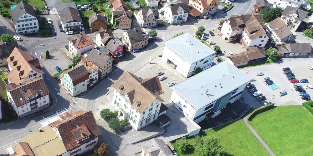 Das Benkner Ortszentrum aus der Luft mit der Gemeindeverwaltung.