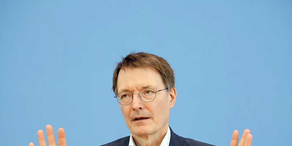 Der deutsche Gesundheitsminister Karl Lauterbach kündigte eine Lockerung der Einreiseregeln nach Deutschland für die Sommermonate an. (Archivbild)