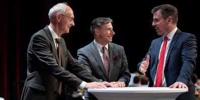 Im Gespräch: Stephan Weigelt (Präsident des acrevis-Verwaltungsrates), Patrick Vogler (neu gewählter Verwaltungsrat) und Michael Steiner (Vorsitzender der Geschäftsleitung (von links)).