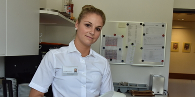 Vanessa Zuliani erlebt das neue Verpflegungssystem als Bereicherung. Als Mitarbeiterin im Room Service kann sie nun das Menu für den Patienten auch selbst anrichten.  