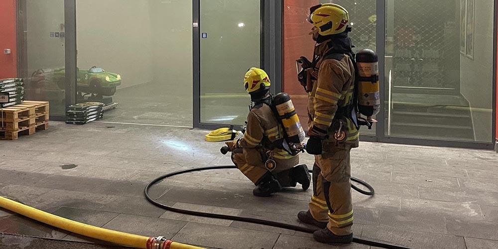 Feuerwehrleute löschen den Brand im Coop Siebnen.