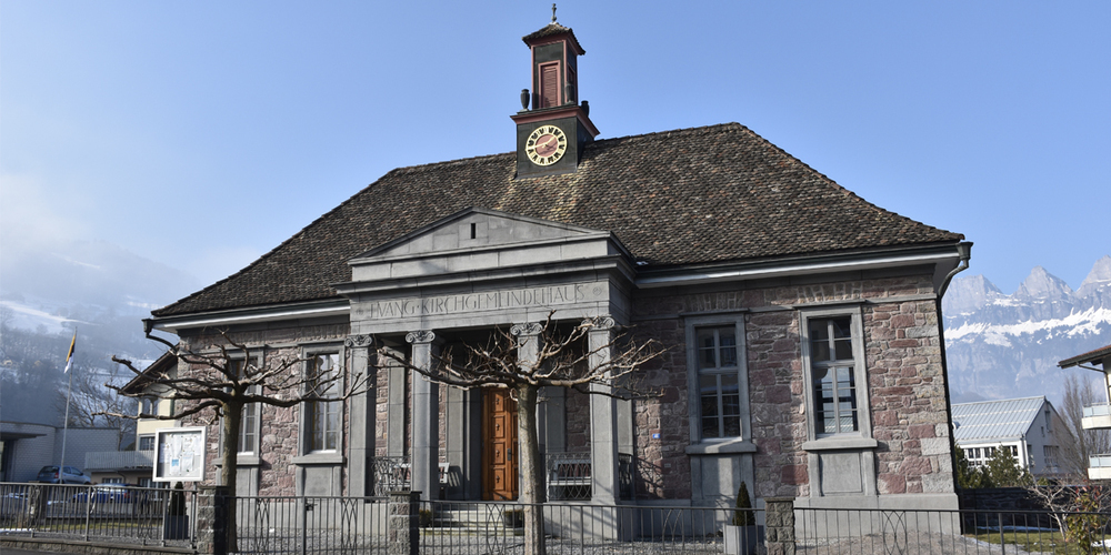 Steht bereits seit 100 Jahren: Das evangelische Kirchgemeindehaus in Flums mit markantem Eingangsbereich und Glockenturm mit Turmuhr. Die Dauerausstellung kann jeweils nach dem Gemeindegottesdienst betrachtet werden. 
