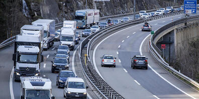 An den kommenden Feiertagen müssen Reisende Geduld mitbringen. Das Bundesamt für Strassen erwartet auf diversen Strecken ein hohes Verkehrsaufkommen, unter anderem vor dem Gotthardtunnel. (Archivbild)