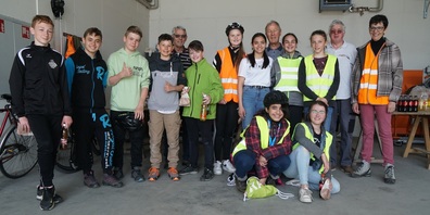 Für den Arbeitseinsatz gewappnet: Die 6. Klasse Dorf von Cornelia Mannhart. 