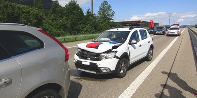 Der Lenker des weissen Autos bemerkte das Abbremsen des Fahrzeugs vor ihm zu spät und kollidierte mit diesem.