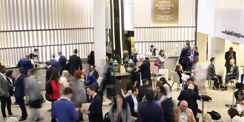 Das Weltwirtschaftsforum (WEF) bringt dem Kanton Graubünden 60 Millionen Franken Wertschöpfung. Der Wert des Namens "Davos", der während des Treffens in die Welt hinausgetragen werde, sei jedoch unbezifferbar, so Wirtschaftsdirektor Caduff.