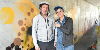 Gen Atem und Miriam Bossard verwandeln die Joner Unterführung in  eine magische Blume.