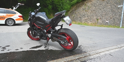 Der Motorradfahrer war in einer Kurve mit dem Randstein zusammengeprallt und stürzte.