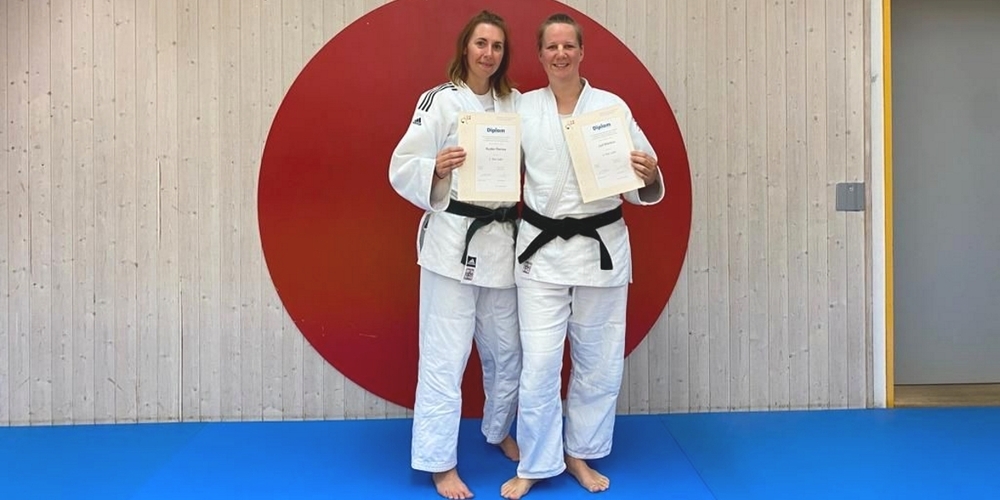 Tragen neu den 2. Dan: (v.l.n.r.) Denise Kuster und Martina Jud vom Judoclub Kaltbrunn.