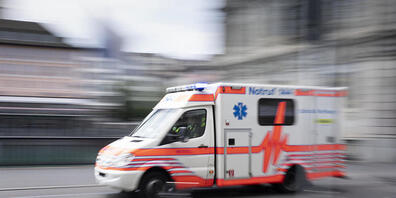 Die vier Beteiligten einer Auseinandersetzung vor einer Bar in Zürich mussten alle verletzt ins Spital gebracht werden. (Archivbild)