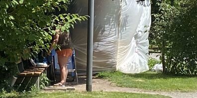 Die obdachlose Frau haust in einem selbstgebastelten Hüttenzelt