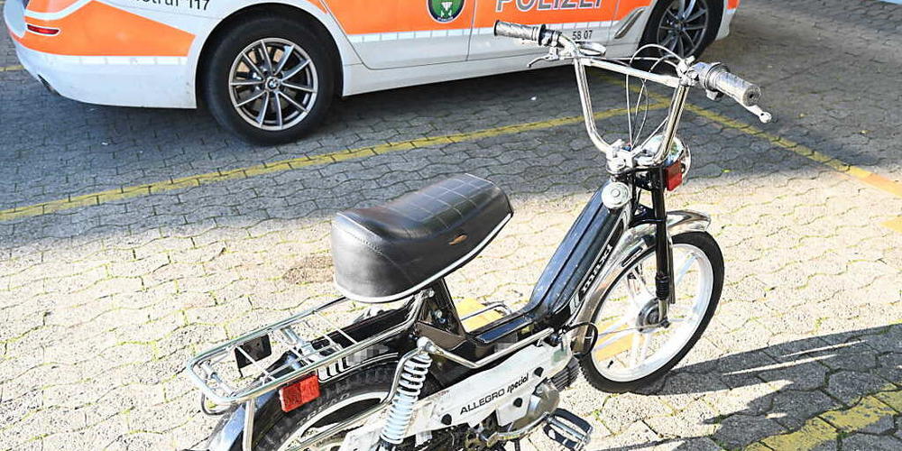 Ein 44-Jähriger geriet in Wil SG mit seinem Mofa auf die Gegenfahrbahn und prallte in ein Auto. Er war betrunken unterwegs.