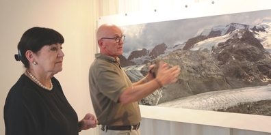 Fotograf Markus Gisler (r.) erklärt sein Werk vom Morteratsch-Gletscher.