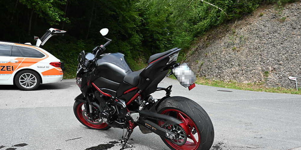 Ein Motorradfahrer stürzte in Ermenswil SG und verletzte sich unbestimmt.
