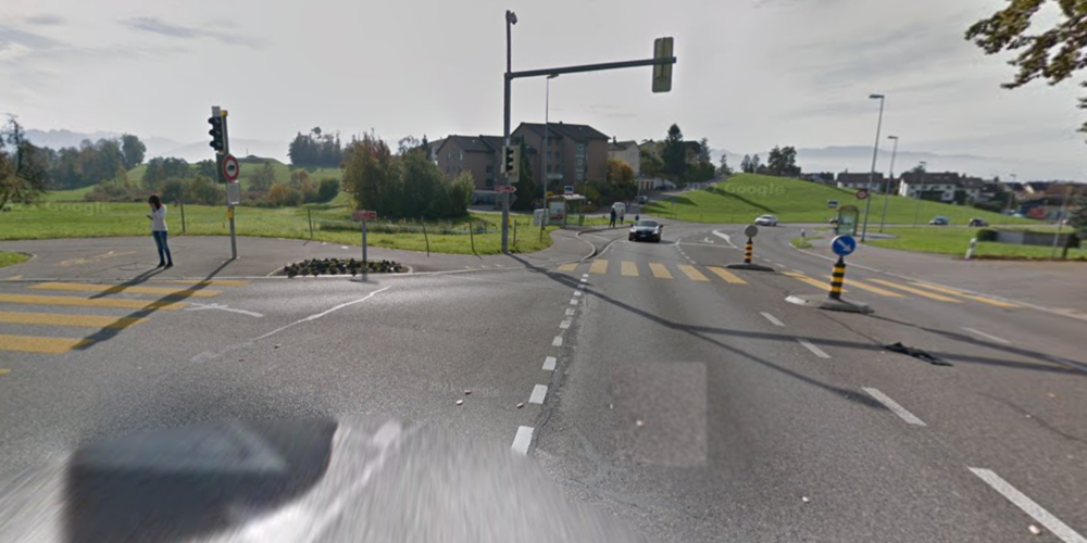 Der Unfall ereignete sich auf der Rütistrasse, bei der Verzweigung Holzwiesstrasse.