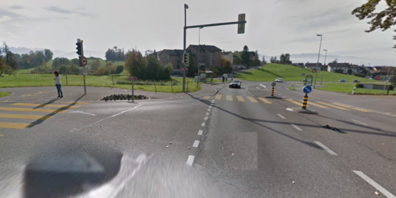 Der Unfall ereignete sich auf der Rütistrasse, bei der Verzweigung Holzwiesstrasse.