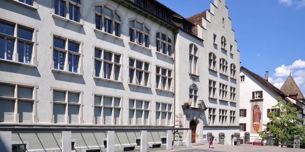 Im WC der Primarschule Herrenberg in Rapperswil-Jona löste ein Schüler mit seiner «Drohung» einen Polizeieinsatz aus.