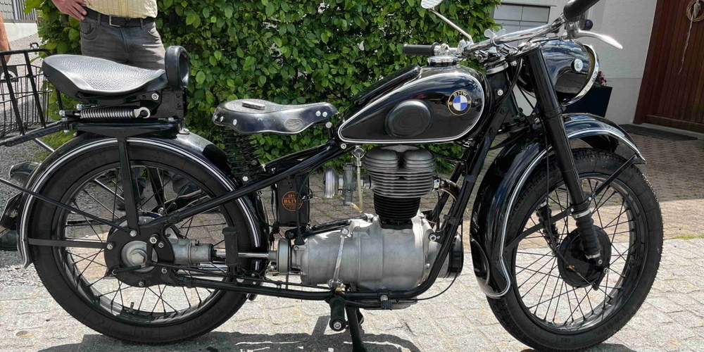 Der 79-jährige Motorradfahrer verletzte sich beim Zusammenprall am Kopf.