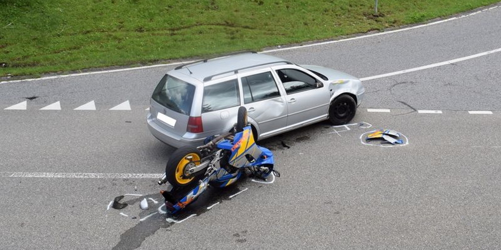 Der Motorradfahrer und seine Begleiterin wurden beim Unfall unbestimmt verletzt. 