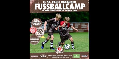 Junge Kickers sind am Ball.