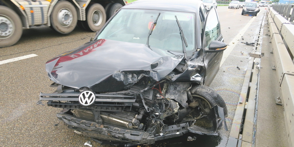 Infolge Sekundenschlafs verlor der Lenker die Kontrolle über das Auto und kollidierte mit zwei Leitplanken.