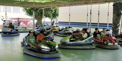 Auf allen Volksfesten beliebt: Autoscooter fahren