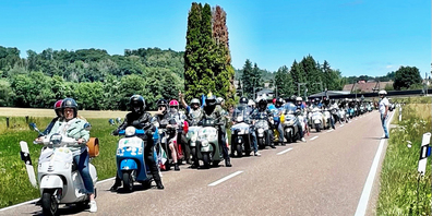 Der Vespa-Corso führte vom Start im SIG Areal zuerst am Rheinfallbecken entlang und dann durchs Klettgau.