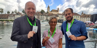 Die begeisterten Vertreter von Rapperswil Zürichsee Tourismus (v.l.n.r.): Simon Elsener (Direktor, Präsident), Ursi Schlauri (Gästeberaterin), Michael Baur (Leiter Customer & Partner Relations). 
