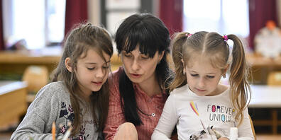Die ukrainische Lehrerin Alina Tochenyuk mit zwei Schülerinnen in der Willkommensklasse im Schulhaus Landhaus in Herisau. (Archivbild)