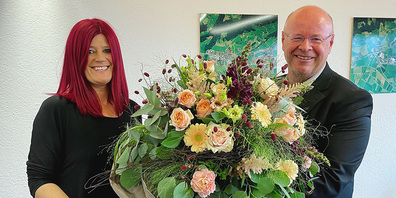 Die neue Vizepräsidentin Leandra Spirig überreicht Gemeindepräsident Othmar Büeler zum ersten Arbeitstag im Gemeindehaus im Namen des Gemeinderates einen Blumenstrauss.