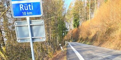 Die Neue Eschenbacherstrasse verläuft kurvenreich durch den Bannwald und verbindet Schmerikon mit Eschenbach. (Archivbild)