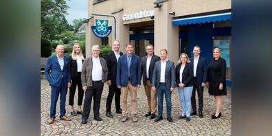 Legende (jeweils von links nach rechts): •	Vordere Reihe: Marc Bohnenblust (GLP), Thomas Epprecht (FDP), Stefan Bührer (FDP), Mirco Senn-hauser (SVP), Laetitia Dahl (GLP), André Hartmann (SVP), Beryl Niedermann (Die Mitte) •	Hintere Reihe: Jill Ijsseling (2. Stv. Gemeindeschreiber), Thomas Kauflin (Gemeindeschreiber), Martin Sykora (1. Stv. Gemeindeschreiber).