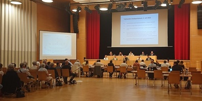 Zahlreiche Zuschauer an der Sitzung des Gossauer Parlaments vom 5. Juli  - auch wegen der anschliessenden Feier für Parlamentspräsident Florian Kobler.