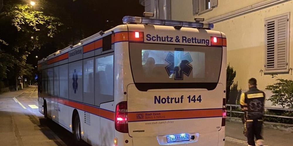 Die Zürcher Rettungskräfte haben 22 Personen eine Grossraumambulanz zur Verfügung gestellt. Sie konnten sich dort warm halten, während die Berufsfeuerwehr den Brand löschte. (Bild: Stadtpolizei Zürich)