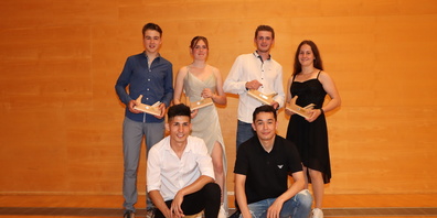 Valentin Länzlinger (hinten v.l.), Laura Brändle, Patrick Ammann, Svenja-Nahtanha Sutter und Begher Jafari (vorne v.l.) sowie Said Azim Temor wurden in Gossau für ihre guten Leistungen geehrt. Sie alle schlossen mit der Note 5,0 oder höher ab.