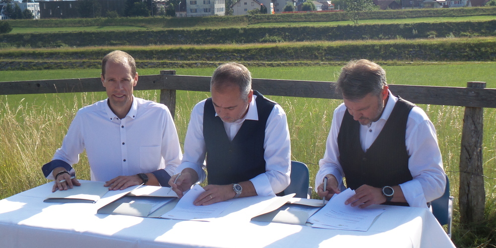 Das Rahmenabkommen wird unterschrieben, v.l. Marcel Fürer, Christian Sepin und Kurt Fischer