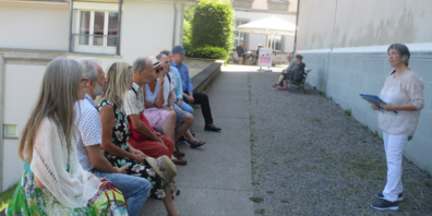 Hinter der Kirche berichtete Isabelle Kürsteiner über die spannende «Rheinburg»-Geschichte.