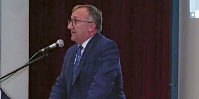 Gemeindepräsident Christian  Kasper eröffnet die Versammlung.