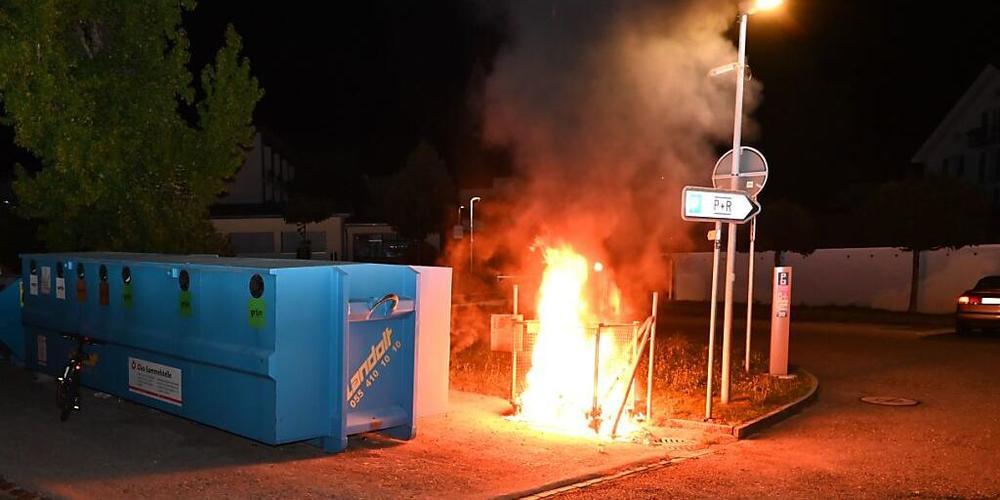 Ein 15-jähriger Jugendlicher soll diesen Brand bei einer Abfallsammelstelle gelegt haben. Er wurde von der Polizei geschnappt.