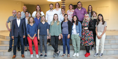 Wer ist neu an den Uzwiler Schulen? Hinten von links: Yvo Ledergerber, OS Uzeschuel; Tanja Schütz, OS Schöntal; Pascal Schmuckli, Schulleiter und Lehrperson OS Uzeschuel; Elisabeth Ebneter, OS Schöntal; Petra  Mosimann, Henau; Christina Hofmeister, Neuhof; Karim Zdini, OS Schöntal; Jasmin de Kallas Fischer, KG Taaholz | Mitte von links: Reto Hofstetter, OS Schöntal; Katharina Aebi, Kirchstrasse; Karin Bäumlin, KG Markt- platz; Julia Mikeladze, Kirchstrasse | Vorne von links: Pascal Dürr, Schulverwaltung; Daniela Ledergerber, OS  Uzeschuel; Sarina Bachmann, OS Uzeschuel; Maria Carmen Wehrli, Kirchstrasse; Manuela Gämperli, Herrenhof; Angela Muscetta, Herrenhof; Petra Schoop, OS Uzeschuel; Arta Zumeri, Kirchstrasse (nicht auf dem Bild:  Lisa Herzog, Musikschule).