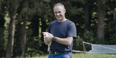 Christof Signer gibt sein ganzes Herzblut für die Haltung von Legehennen hin und schaut, dass es den Tieren gut geht.